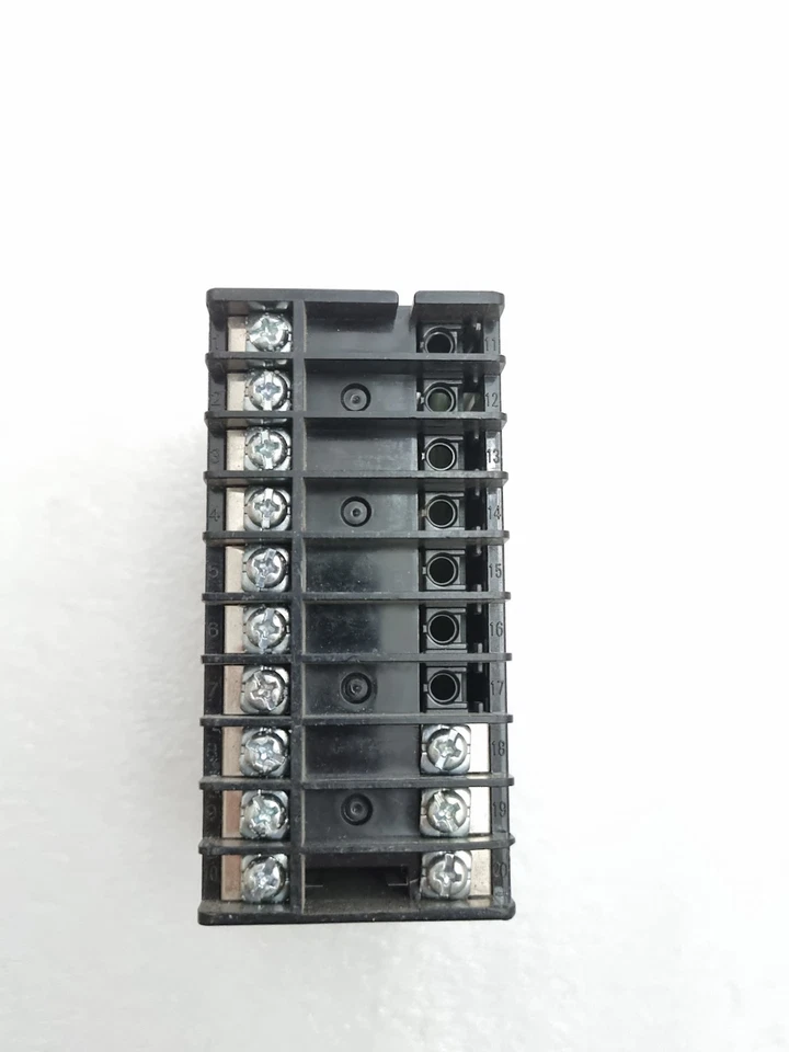 One Used Omron E5EZ-C3T Temperature Controller 100-240Vac 50/60Hz